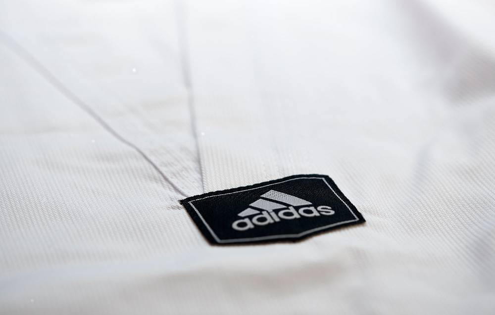 Ju Sports adidas Taekwondoanzug, Adi Club 3 stripes, weißes Revers, blaue Streifen im Angebot