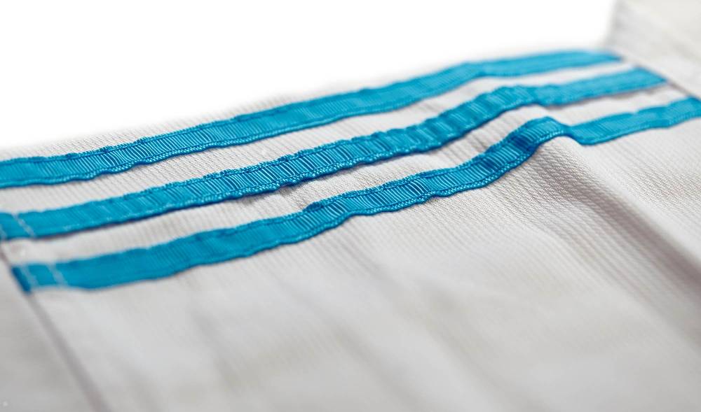 Ju Sports adidas Taekwondoanzug, Adi Club 3 stripes, weißes Revers, blaue Streifen im Angebot