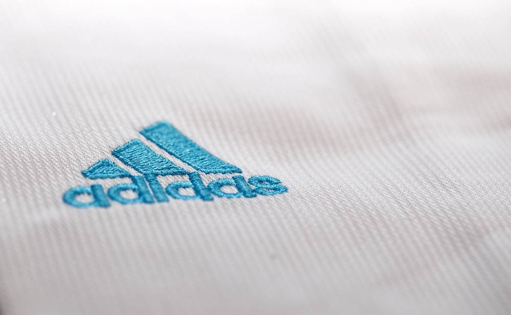 Ju Sports adidas Taekwondoanzug, Adi Club 3 stripes, weißes Revers, blaue Streifen im Angebot