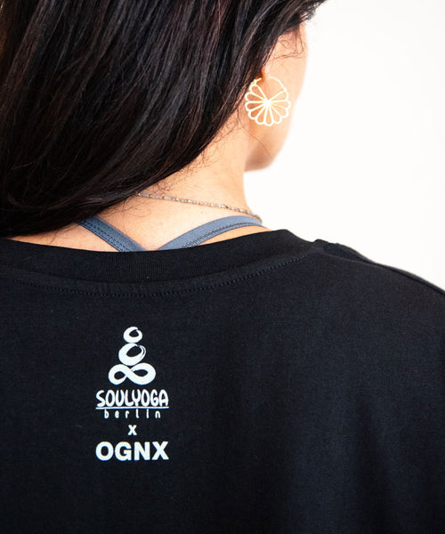 Ognx Yoga Boxy T-Shirt Be Your Own Guru by SOULYOGA Berlin - schwarz Jubiläumsangebot