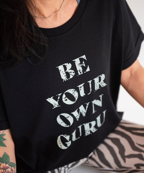Ognx Yoga Boxy T-Shirt Be Your Own Guru by SOULYOGA Berlin - schwarz Jubiläumsangebot