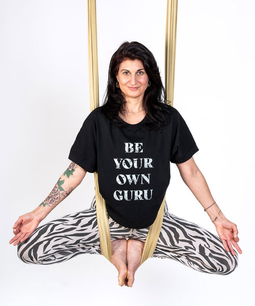 Ognx Yoga Boxy T-Shirt Be Your Own Guru by SOULYOGA Berlin - schwarz Jubiläumsangebot