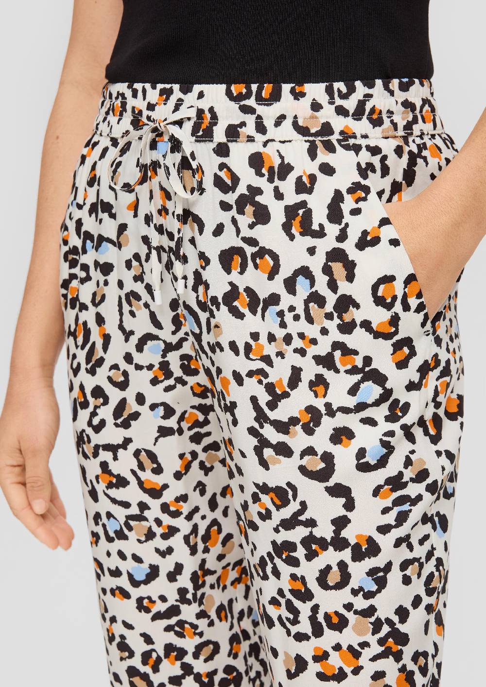 s.Oliver Hose aus reiner Viskose mit Artwork-Print Blitzangebot