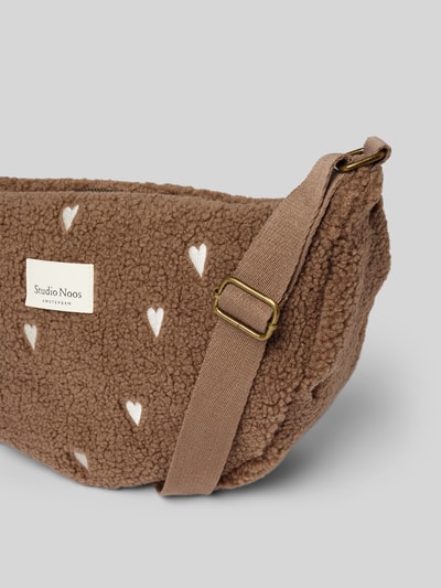 Peek & Cloppenburg STUDIO NOOSUmhängetasche mit Label-Patch in taupe Blitzverkäufe