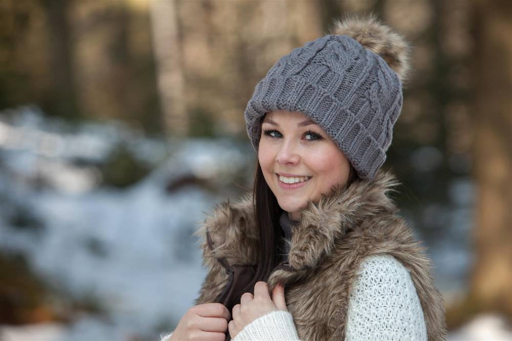 Stylebreaker Strickmütze mit Zopfmuster & Kunstfellbommel Flash Sale